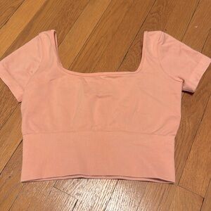 GUESS size M/L women’s cropped workout short sleeve top